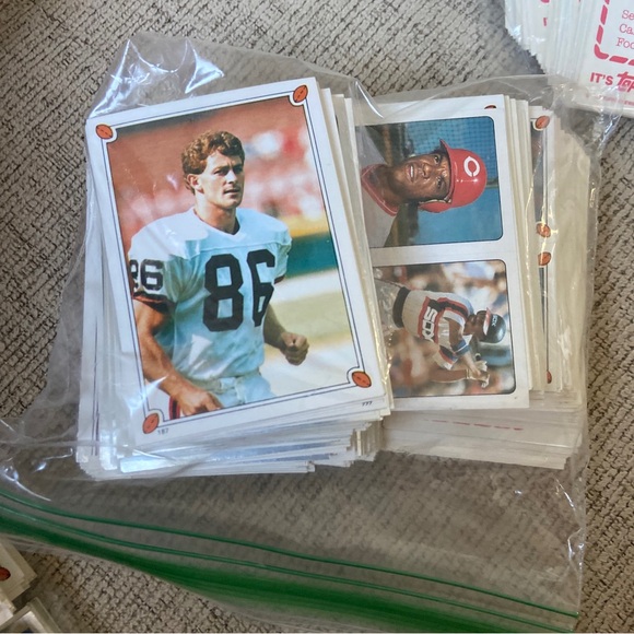 Lot of 800 Ish Vintage 1985 TOPPS MLB Baseball Stickers NFL Football - Picture 4 of 10